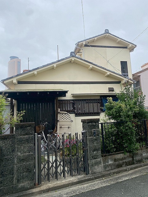 岡崎市で雨漏りが生じた戸建て住宅の現地調査、ベランダ防水が劣化し防水処理が失われている状態